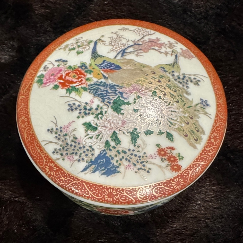 Porcelain Japanese Music Trinket Box w/Lid. Multicolored with Gold Accents